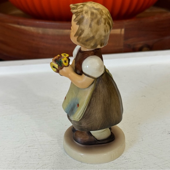 Goebel Girl Holding Flowers "For Mother" Figure #257 Collectible 1963 - Picture 4 of 13